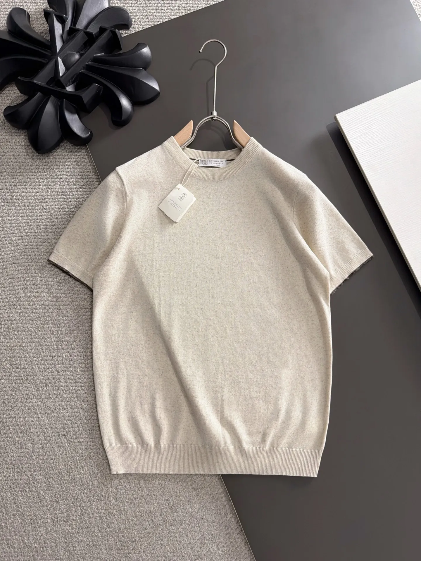 Next day shipment BC high quality-Brunello Cucineli 26ss New Arrival men's short-sleeved T-shirt. Like LP, it belongs to the same old-money style top brand. New Arrival is a top-notch brand. New Arrival Original men's casual short-sleeved. Made of combed cotton yarn knitted cotton-like fabric. Exclusive Premium custom-controlled raw materials. It feels substantial when weighed. The upper body is also more textured than ordinary T-shirts. Fashionable Versatile Hot Sale, skin-friendly and comfortable to wear, premium boutique, exquisite workmanship from Factory, great upper body, essential item for men, complete with three standards Sizes M-3XL